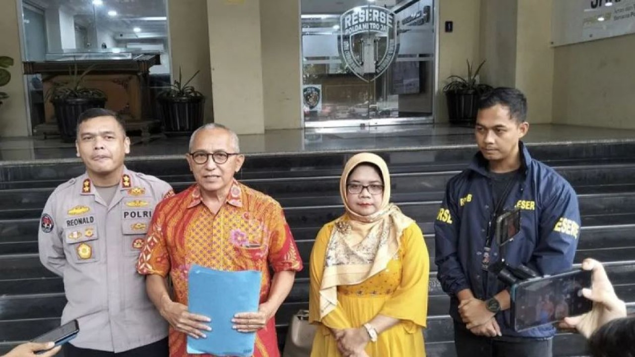Kuasa hukum pihak keluarga Arya Daru Pangayunan yang diwakili oleh Dwi Librianto (dua kiri) dan Mira Widyawati (dua kanan) mendatangi Polda Metro Jaya, Jakarta, Jumat (10/10/2025). ANTARA/Ilham Kausar/aa.