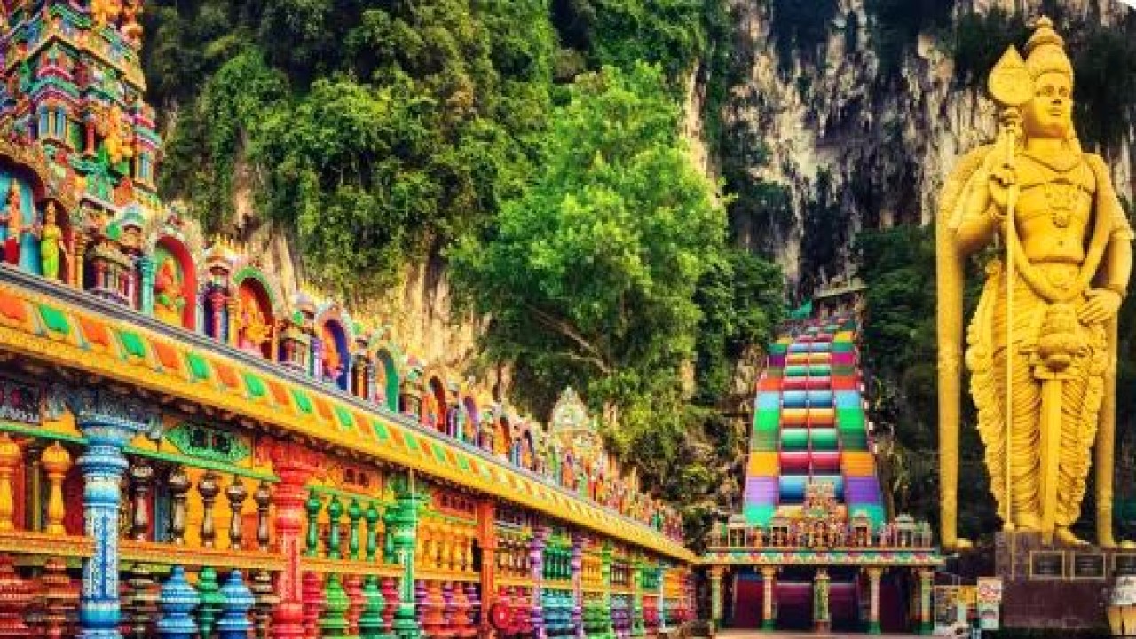Batu Caves merupakan salah satu destinasi ikonik yang adal di Malaysia. (Traveloka)