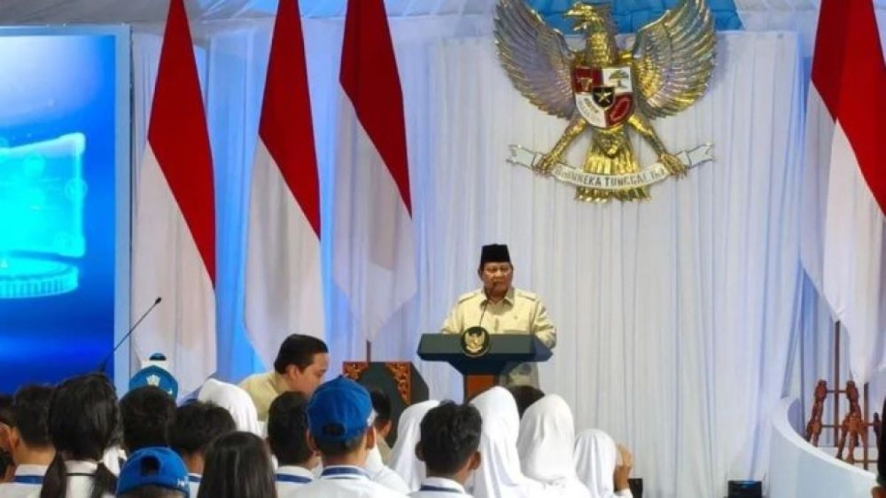 Presiden RI Prabowo Subianto menghadiri peluncuran Digitalisasi Pembelajaran untuk Indonesia Cerdas di SMP N 4 Kota Bekasi, Jawa Barat, Senin 17 November 2025. ANTARA/Andi Firdaus (Antara)
