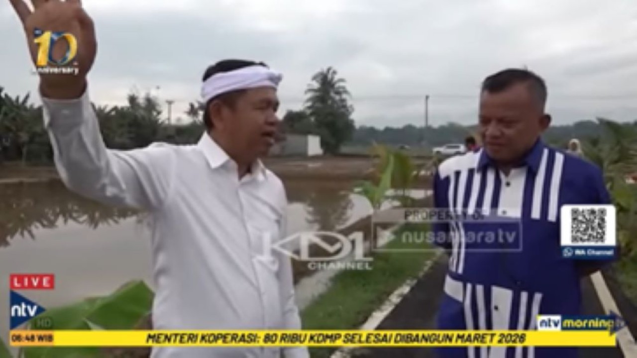 Gubernur Jawa Barat Dedi Mulyadi melakukan uji coba bahan bakar dari jerami untuk traktor pertanian