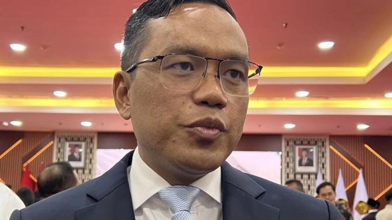 Direktur Utama Pertamina Simon Aloysius Mantiri memberi keterangan ketika ditemui setelah melantik anggota komite BPH M (Antara)