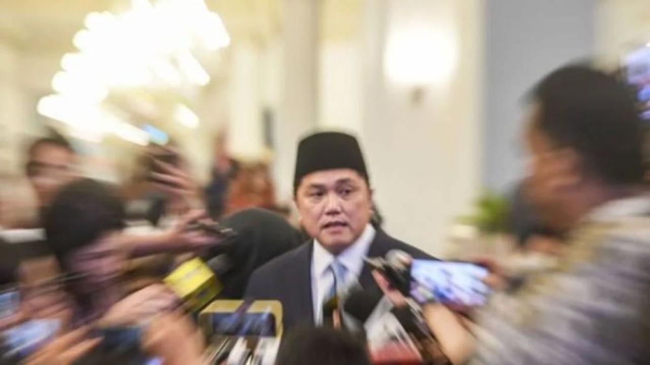 Menteri Pemuda dan Olahraga Erick Thohir menjawab pertanyaan wartawan usai mengikuti acara pelantikan Menteri dan Wakil Menteri Negara Kabinet Merah Putih Dalam Sisa Masa Jabatan Periode Tahun 2024-2029 di Istana Negara, Jakarta, Rabu (17/9/2025). Pr (ANTARA)