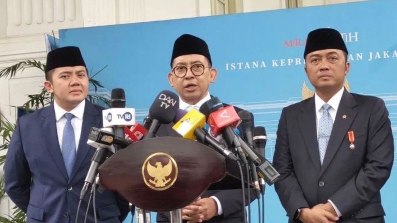 Menteri Kebudayaan sekaligus Ketua Dewan Gelar, Tanda Jasa, dan Tanda Kehormatan (GTK) Fadli Zon (dua kiri) memberikan pernyataan pers di Kompleks Istana Kepresidenan, Jakarta, Senin 10 November 2025. (ANTARA/Andi Firdaus)