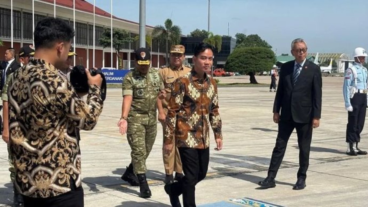 Wakil Presiden Gibran Rakabuming Raka bertolak ke Johannesburg, Afrika Selatan, menghadiri Konferensi Tingkat Tinggi (KTT) G20, dari Lanud TNI AU Halim Perdanakusuma, Jakarta, Jumat, 21 NOVEMBER 2025. ANTARA/Mentari Dwi Gayati/am. (Antara)