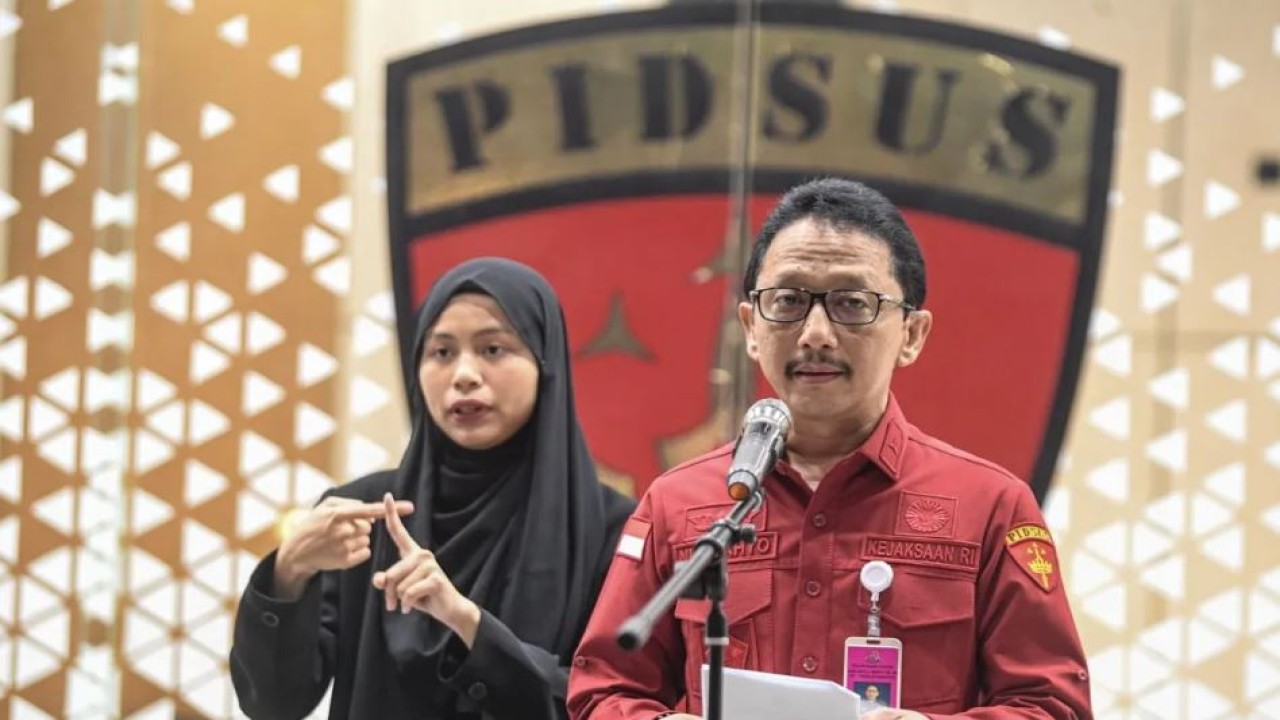 Direktur Penyidikan pada Jaksa Agung Muda Bidang Tindak Pidana Khusus (Jampidsus) Kejagung Nurcahyo Jungkung Madyo menyampaikan keterangan penetapan tersangka kasus dugaan korupsi PT Sritex di Kejaksaan Agung, Jakarta, Rabu (13/8/2025). Kejaksaan Agung resmi menetapkan Wakil Direktur Utama PT Sritex periode 2012â2023 Iwan Kurniawan Lukminto sebagai tersangka dalam kasus dugaan korupsi pemberian kredit PT Bank BJB, PT Bank DKI, dan PT Bank Jateng kepada PT Sritex dan entitas anak usaha. ANTARA FOTO/Muhammad Adimaja/nym.