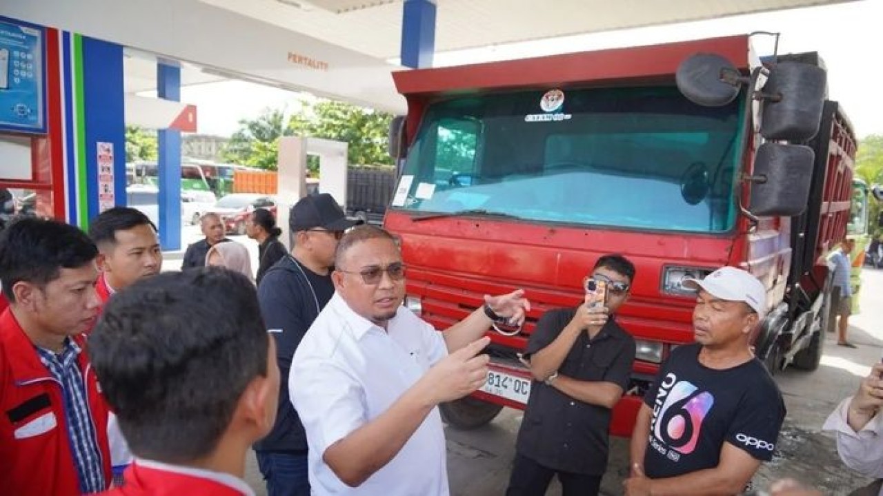 Anggota DPR RI asal Sumbar Andre Rosiade bersama tim dari Pertamina Patra Niaga melakukan inspeksi mendadak ke SPBU di Kota Padang, Minggu, 9 November 2025. Antara/HO-Pribadi (Antara)