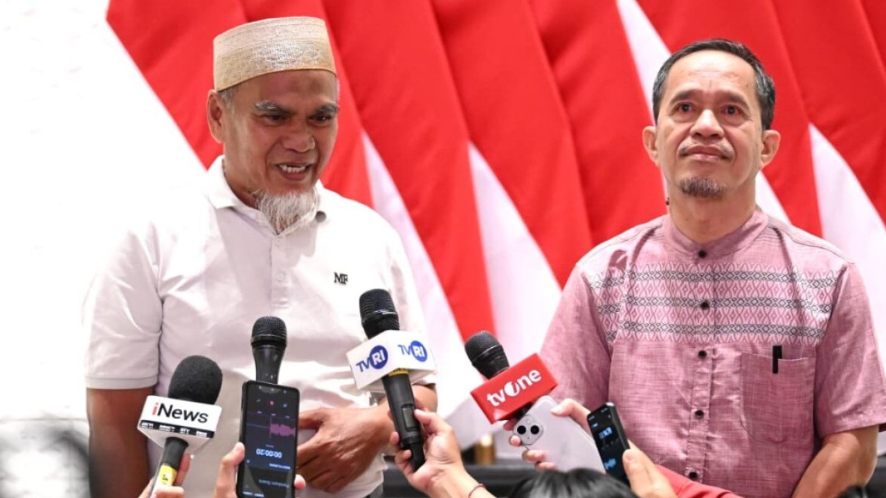 Dua guru asal Kabupaten Luwu Utara, Sulawesi Selatan, Drs. Abdul Moeis dan Drs. Rasnal, M.Pd, menerima surat rehabilitasi dari Presiden Prabowo Subianto pada Kamis, 13 November 2025, di Pangkalan TNI AU Halim Perdanakusuma Jakarta. (Foto: BPMI Setpres/Kris)