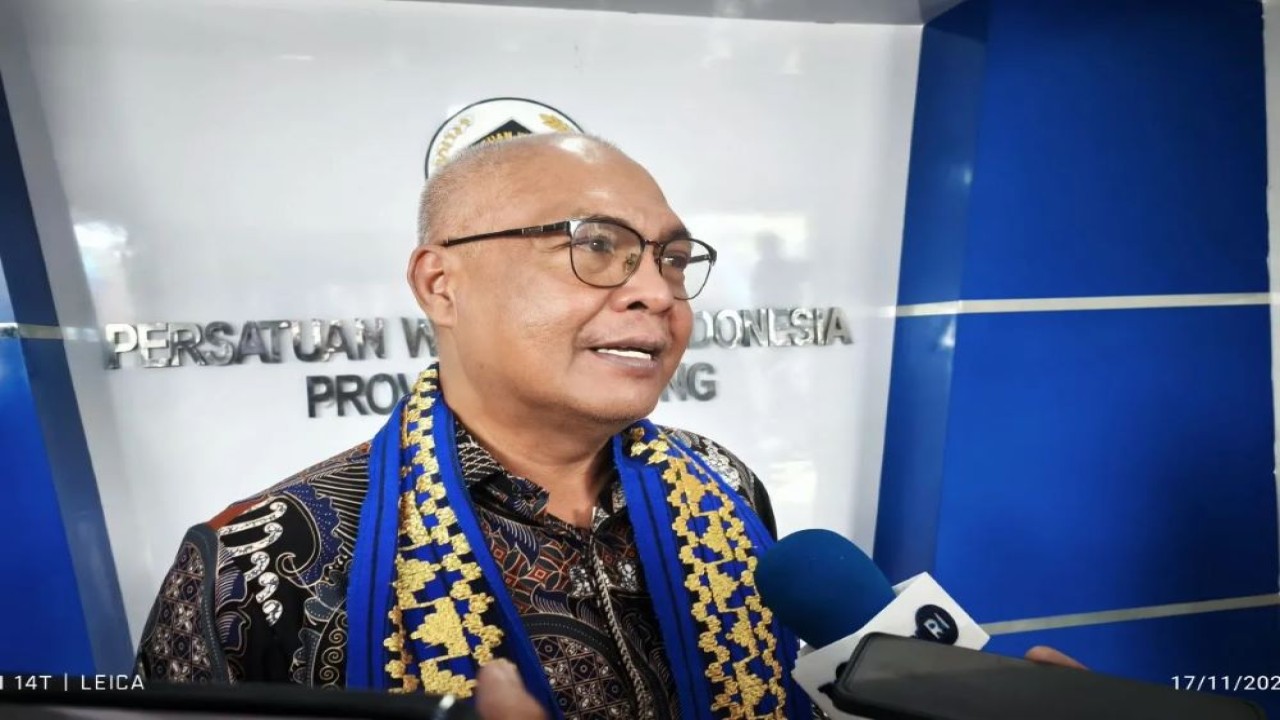 Ketua Umum Persatuan Wartawan Indonesia (PWI) Pusat Akhmad Munir saat dimintai keterangan di Bandarlampung, Senin (17/11/2025). (Antara)