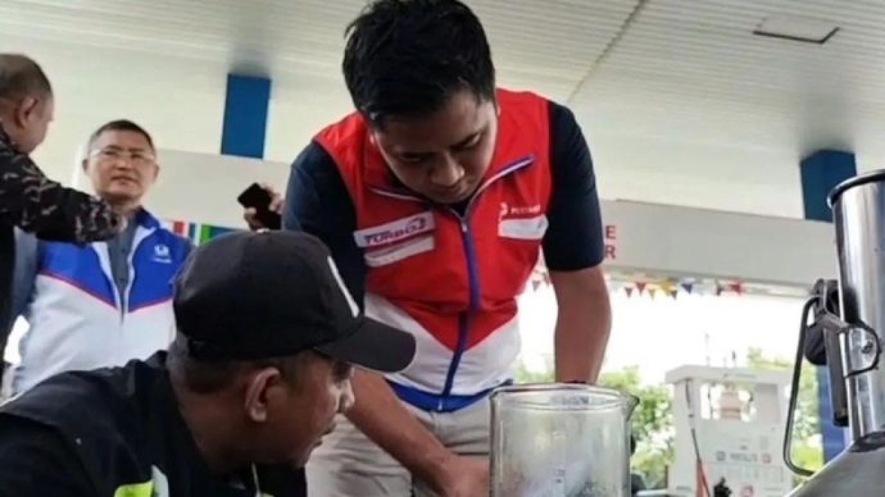 Tim gabungan Pertamina, Hiswana Migas Madiun, dan Disdag Kota Madiun melakukan uji pasta air dan minyak serta takaran guna memastikan tak ada penyimpangan maupun kualitas BBM di SPBU Jalan Yos Sudarso, Kota Madiun, Jatim, Kamis 30 Oktober 2025. ANTARA/Louis Rika/am. (Antara)