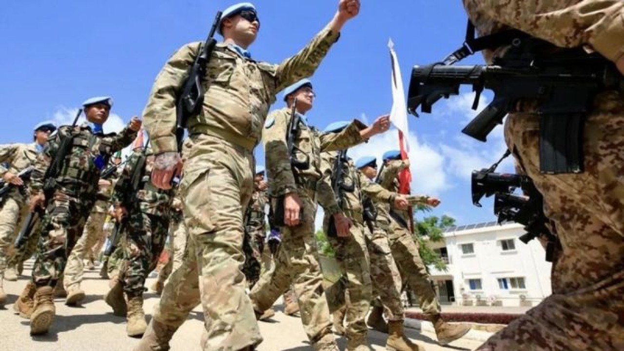 Arsip - Prajurit dari Pasukan Sementara Perserikatan Bangsa-Bangsa di Lebanon (UNIFIL) menghadiri upacara peringatan Hari Internasional Pasukan Penjaga Perdamaian PBB di Naqoura, Lebanon, 29 Mei 2025. (Xinhua/Ali Hashisho) (Antara)