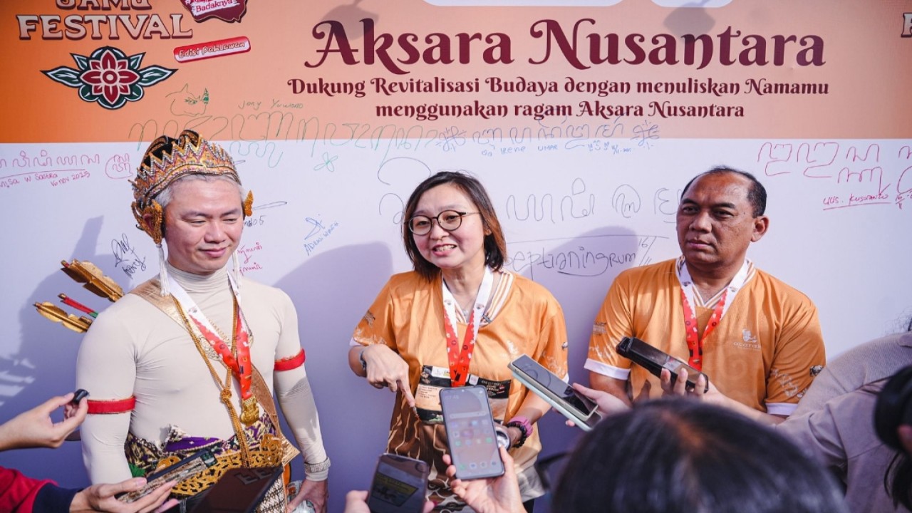 Wamen Ekraf Irene saat Acaraki Jamu Festival edisi Hari Pahlawan di Taman Fatahillah, Kawasan Pusat Kota Tua, Jakarta pada Minggu, 16 November 2025.