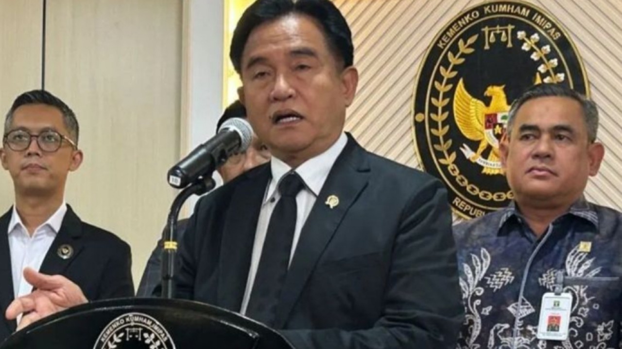 Menko Kumham Imipas Yusril Ihza Mahendra saat memberikan keterangan kepada media, di Jakarta, Kamis, 13 November 2025. (ANTARA/Agatha Olivia Victoria) (Antara)