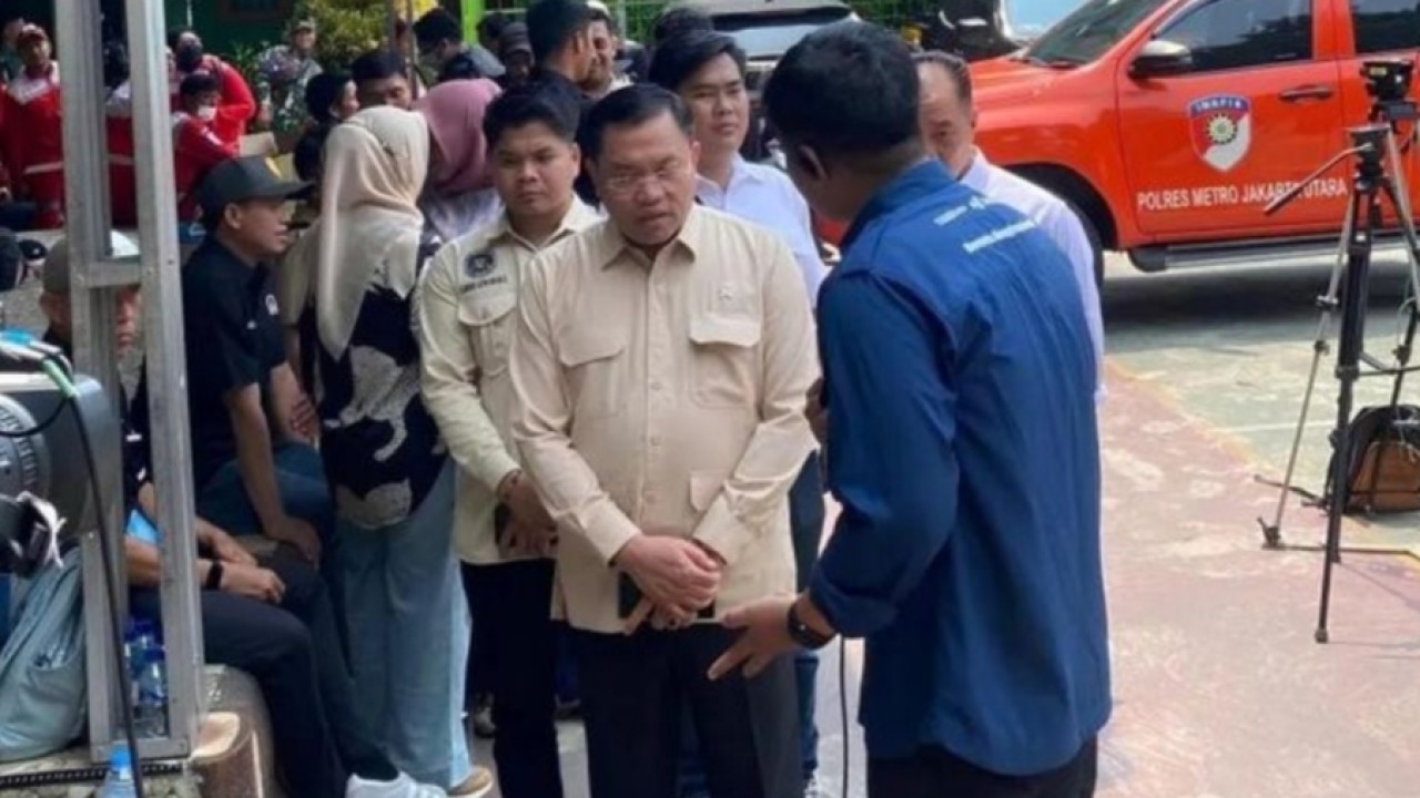 Wakil Kepala BGN Sony Sanjaya (tengah, berkacamata) ditemui media usai terjun langsung ke SD Negeri Kalibaru 01, Cilincing, Jakarta Utara, pada Kamis (11/12/2025) untuk memastikan korban insiden mobil SPPG yang menabrak sekolah tersebut ditangani sepenuhnya. ANTARA/HO-BGN (Antara)
