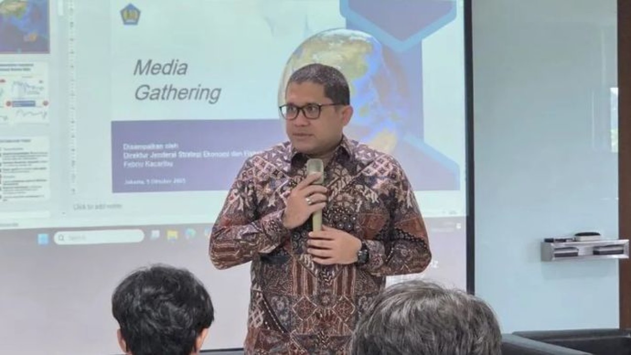 Direktur Jenderal Strategi Ekonomi dan Fiskal Kemenkeu Febrio Kacaribu menyampaikan paparan di Jakarta, Kamis, 9 Oktober 2025 (ANTARA/Bayu Saputra) (Antara)