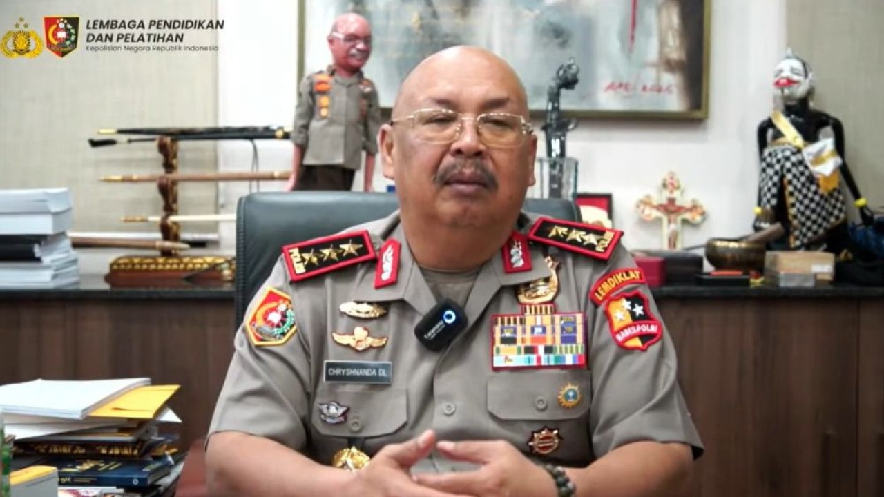 Kepala Lembaga Pendidikan dan Pelatihan (Kalemdiklat) Polri, Komjen Pol. Prof. Dr. Chryshnanda Dwilaksana, M.Si., dalam forum "Road Safety Reflection 2025 & Action Agenda 2026" yang berlangsung via Zoom, Selasa (23/12/2025). (Foto: Tangkapan layar YouTube)