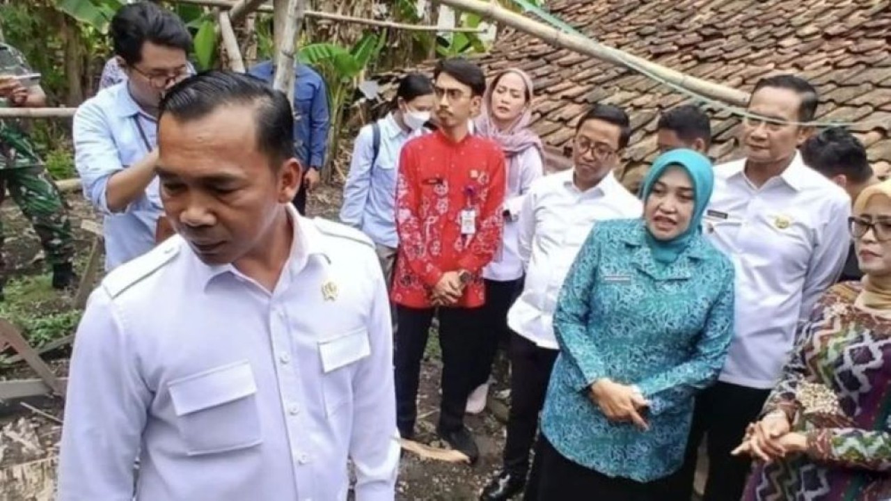 Menteri Kependudukan dan Pembangunan Keluarga/Kepala Badan Kependudukan dan Keluarga Berencana Nasional (BKKBN) Wihaji saat meninjau layanan keluarga berisiko stunting bersama Bupati Lamongan Yuhronur Efendi beserta jajaran di Desa Rancang Kencono, Kecamatan Lamongan, Jawa Timur, Kamis, 4 Desember 2025. ANTARA/Alimun Khakim (Antara)