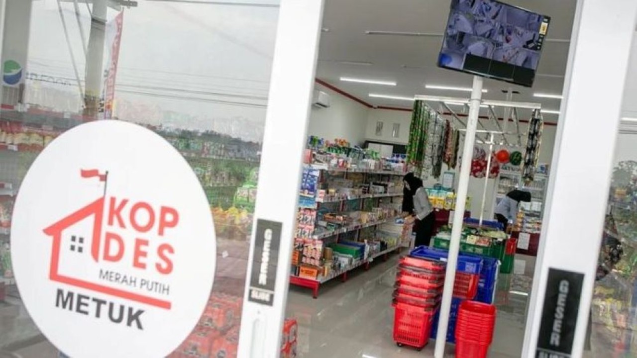 Warga berbelanja kebutuhan pokok di Koperasi Desa (Kopdes) Merah Putih Metuk, Mojosongo, Boyolali, Jawa Tengah, Selasa, 28 Oktober 2025. (Foto: ANTARA FOTO/MOHAMMAD AYUDHA)