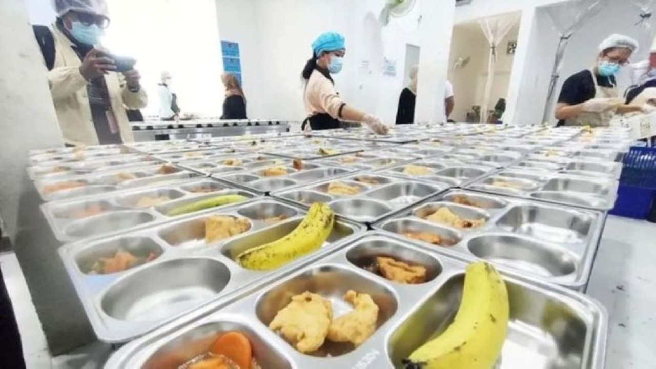 Ilustrasi - Petugas tengah memorsi menu Makan Bergizi Gratis (MBG) di dapur Satuan Pelayanan Pemenuhan Gizi (SPPG) Palmerah, Jakarta Barat, Selasa, 23 September 2025. (Foto: ANTARA/Risky Syukur/aa)