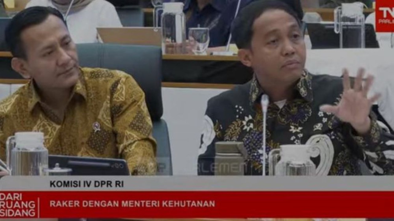 Menteri Kehutanan Raja Juli Antoni saat rapat dengan Komisi IV DPR RI. (YouTube TVR Parlemen)