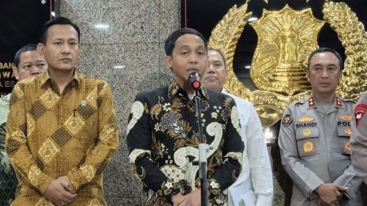 Menhut Raja Juli Antoni (tengah) dan Wamenhut Rohmat Marzuki (kiri) memberikan keterangan kepada wartawan usai pertemuan dengan Kapolri Jenderal Pol Listyo Sigit Prabowo di Jakarta pada Kamis, 4 Desember 2025. ANTARA/Suci Nurhaliza (Antara)