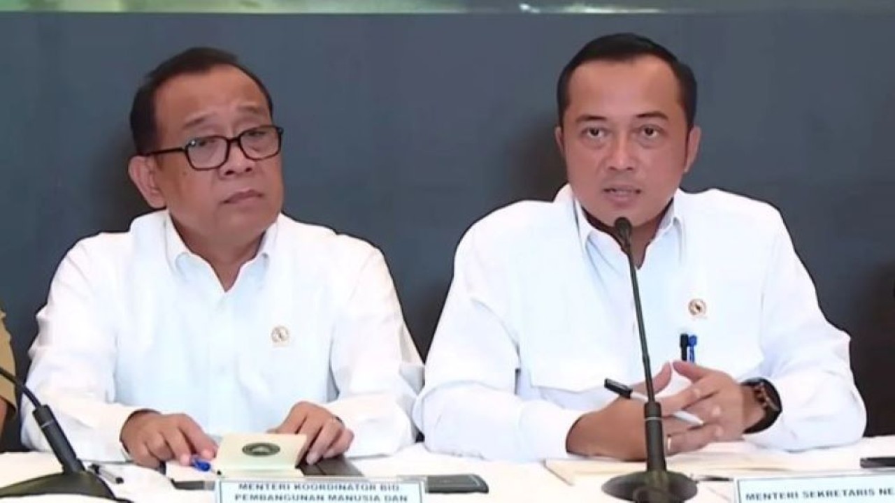 Menteri Sekretaris Negara Prasetyo Hadi (kanan) dalam konferensi pers Pemulihan dan Rencana Strategis Pascabencana Jelang Akhir Tahun di Lanud Halim Perdanakusuma, Jakarta, Senin, 29 Desember 2025. (ANTARA/HO-Youtube Sekretariat Presiden) (Antara)