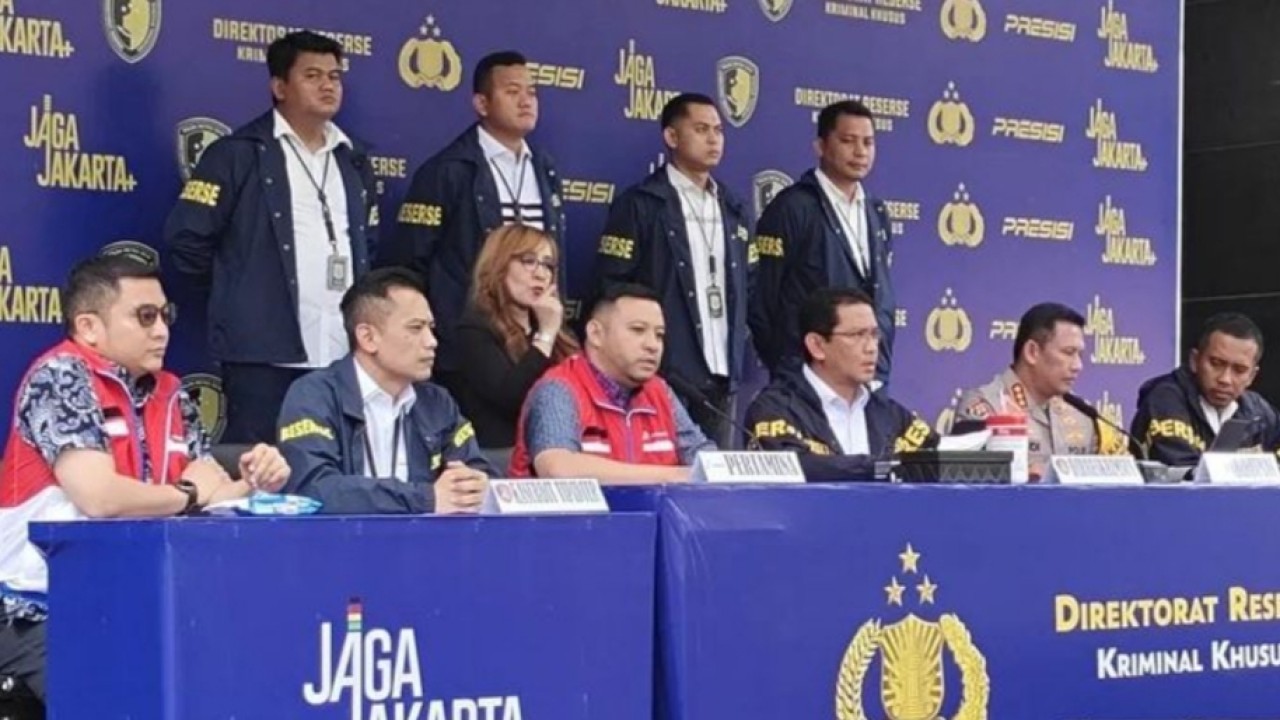 Perwakilan Pertamina regional Jawa Barat, Muhammad Ivan (ketiga dari kiri) saat konferensi pers di Mapolda Metro Jaya, Rabu 24 Desember 2025. ANTARA/Ilham Kausar (Antara)