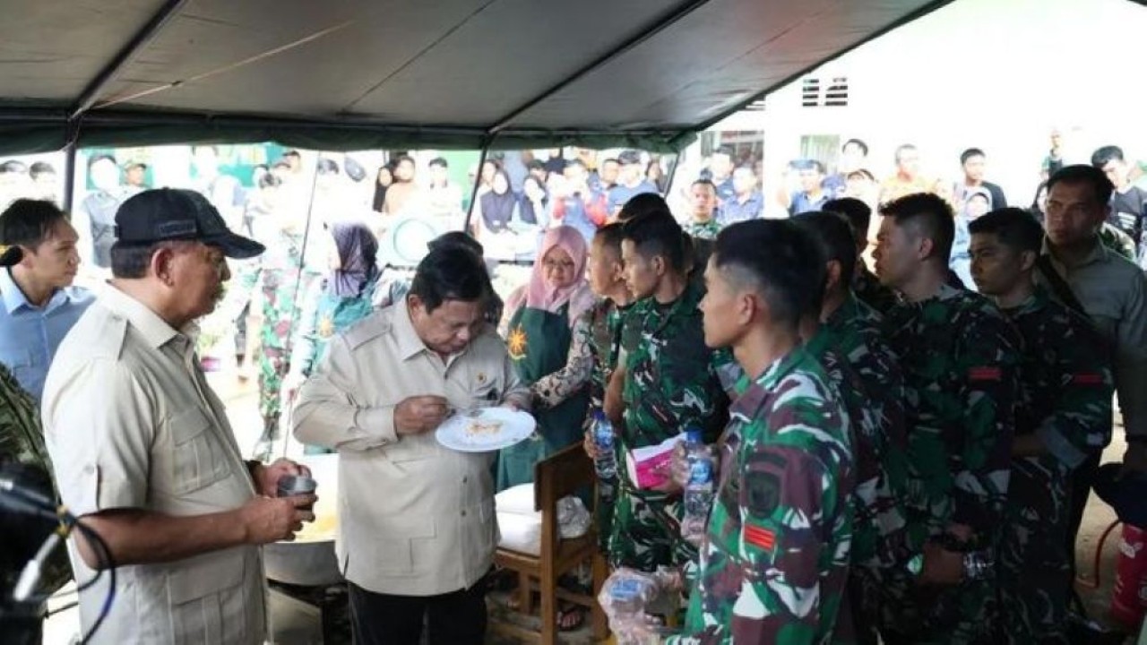 Presiden Prabowo Subianto (dua kiri) didampingi Menteri Pertahanan Sjafrie Sjamsoeddin (kiri) menyantap nasi goreng dan telor ceplok yang dimasak oleh sejumlah prajurit TNI dan ibu-ibu pengungsi di posko pengungsi SDN 05 Kayu Pasak, Salareh Aia, Kabupaten Agam, Sumatera Barat, Kamis 18 Desember 2025. (Foto: ANTARA/HO-Tim Media Presiden Prabowo Subianto)