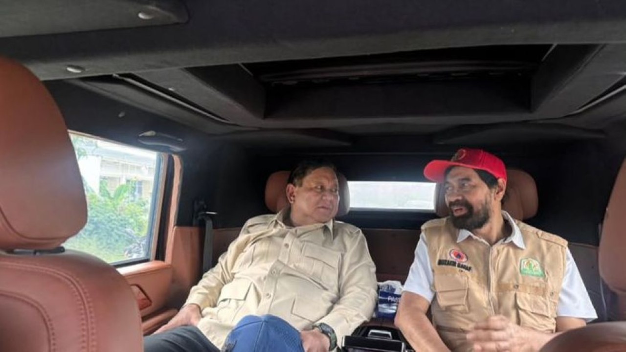 Presiden Prabowo Subianto dan Gubernur Aceh Muzakir Manaf meninjau pembangunan Jembatan Bailey Teupin Mane, di Kabupaten Bireuen, Aceh, Minggu 7 Desember 2025. (Foto: Istimewa)