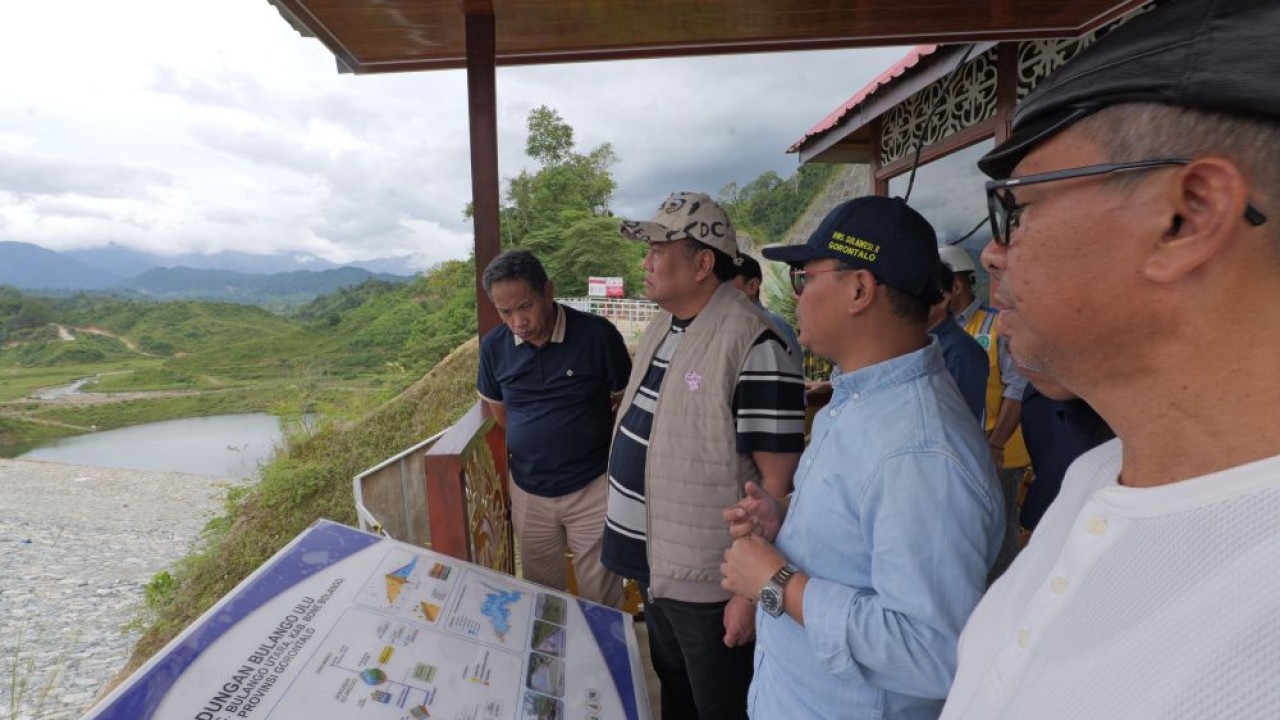 Anggota Komisi VI DPR RI dari Daerah Pemilihan Gorontalo, Rachmat Gobel (ketiga dari kanan). (Foto: Dok/Istimewa)