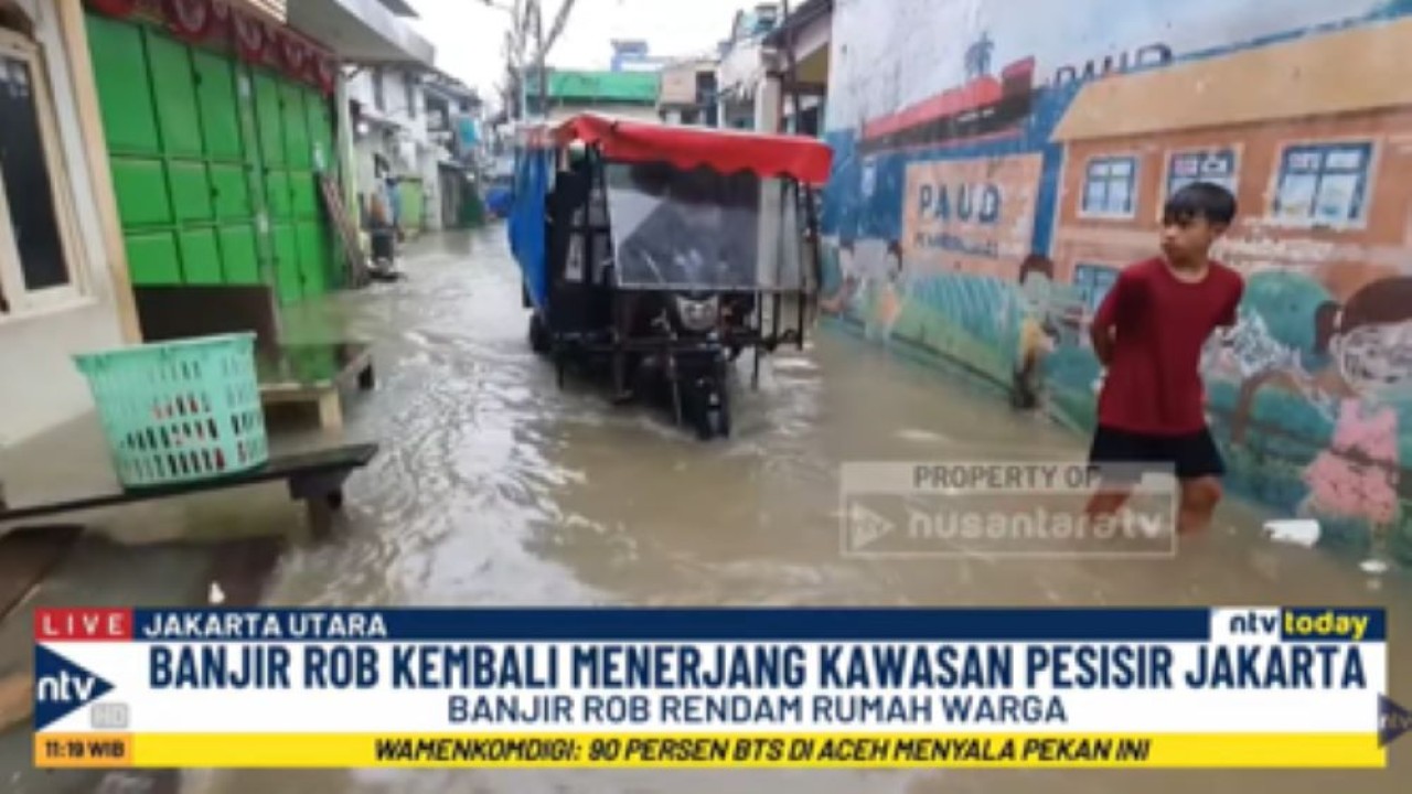 Pemukiman warga di Muara Angke dilanda banjir rob