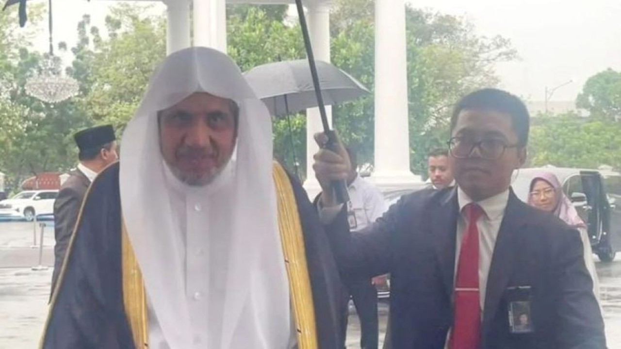 Sekretaris Jenderal Liga Muslim Dunia Syekh Mohammed bin Abdulkarim Al-Issa (kiri) saat tiba di Kompleks Istana Kepresidenan, Jakarta, Kamis 4 Desember 2025. (Foto: ANTARA/Fathur Rochman)