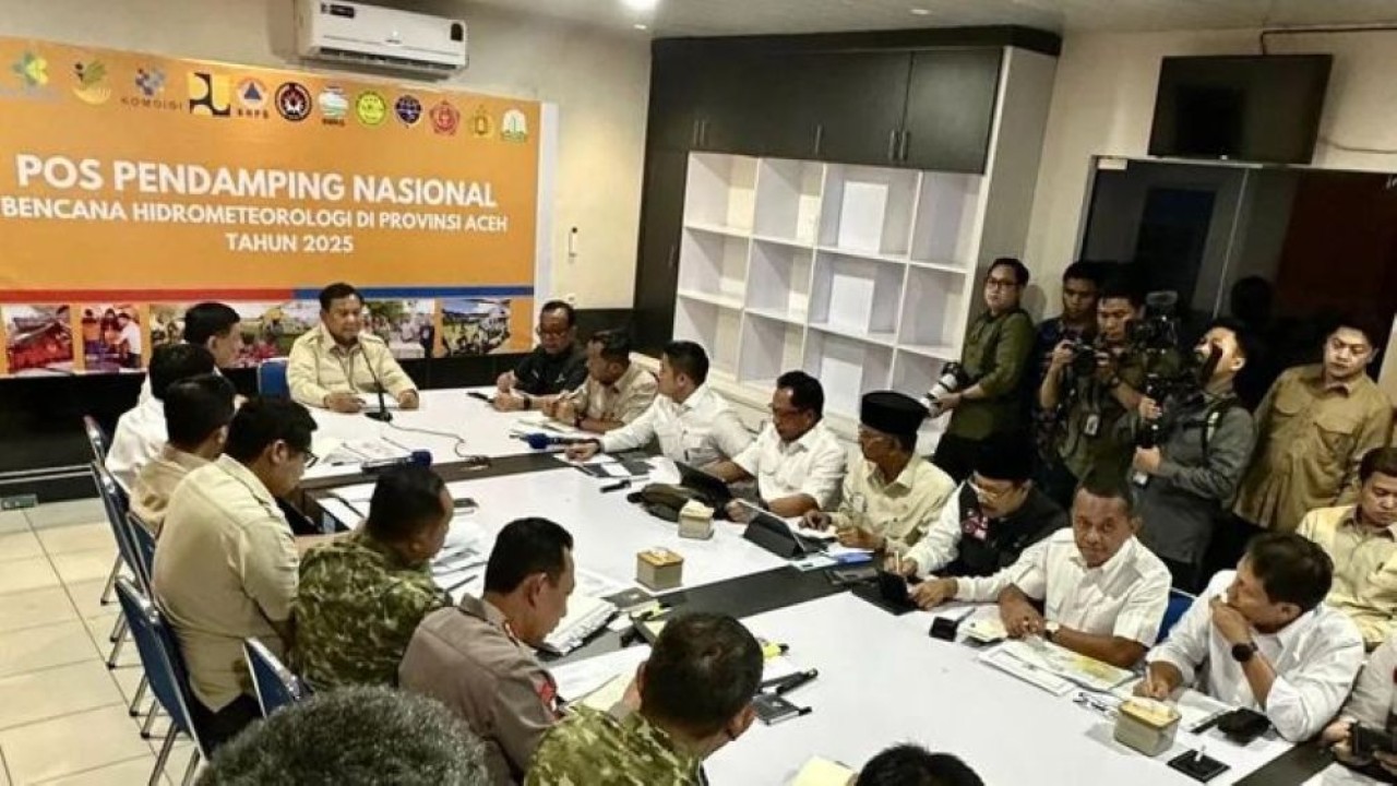 Presiden Prabowo Subianto memimpin rapat koordinasi penanganan dampak banjir bandang dan longsor di Aceh, Sumatera Utara, dan Sumatera Barat di Posko Terpadu Lanud Sultan Iskandar Muda, Kabupaten Aceh Besar, Aceh, Minggu 7 Desember 2025. (Foto: Antara)
