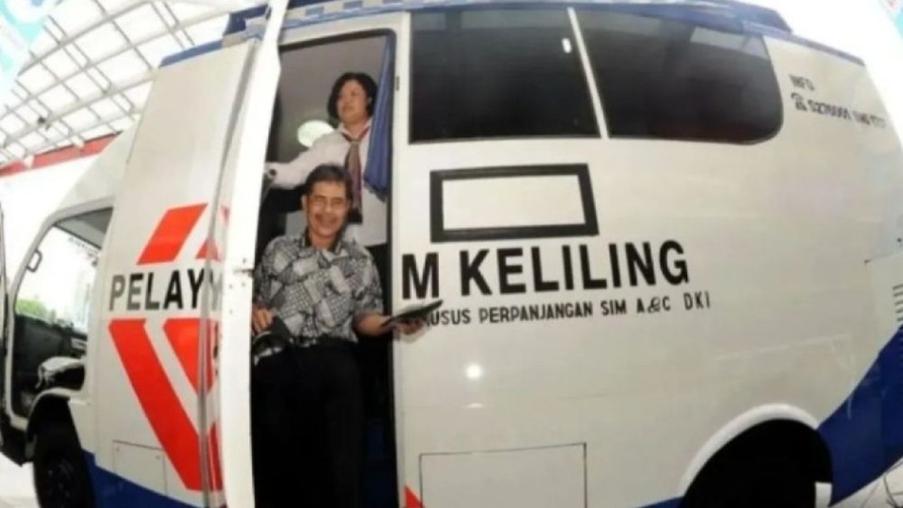 Seorang warga mengurus perpanjangan SIM di SIM Keliling, LTC Glodok, Jakarta. (Foto: ANTARA/Andika Wahyu)