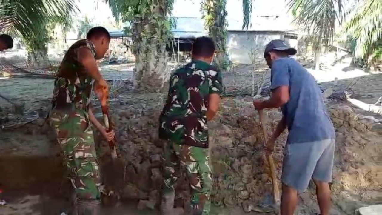 TNI bersama masyarakat setempat terus bergotong royong membersihkan sejumlah fasilitas pendidikan di Kecamatan Bendahara, Aceh Tamiang. (Istimewa)