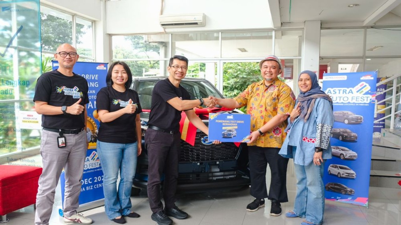 Penyerahan pemenang test drive berhadiah mobil Daihatsu Rocky Hybrid oleh Tri Mulyono, Marketing & Customer Relation Division Head PT Astra International - Daihatsu Sales Operation sekaligus Vice Project Officer Astra Auto Fest 2025 kepada Muhammad Pulungan di Astra Daihatsu Bintaro, pada Senin (19/1/2026). (Foto: Istimewa)