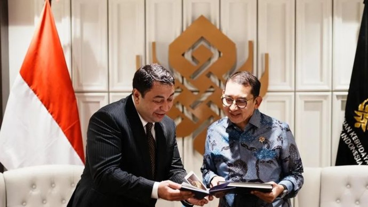 Menteri Kebudayaan Fadli Zon bertemu (kanan) dengan Duta Besar Azerbaijan Ramil A. Rzayev (kiri) untuk membahas potensi kerja sama di bidang sastra, warisan budaya serta pertukaran kegiatan kebudayaan. (ANTARA/HO-Kementerian Kebudayaan) (Antara)