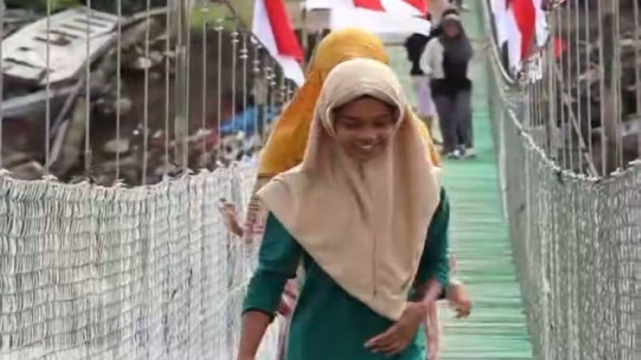 Jembatan Gantung Garuda yang menghubungkan Desa Blang Awe, Kecamatan Meureudu, dengan Desa Seunong, Kecamatan Meurah Dua, disambut antusias warga karena bisa menjadi jalur transportasi strategis. (Foto: Istimewa)