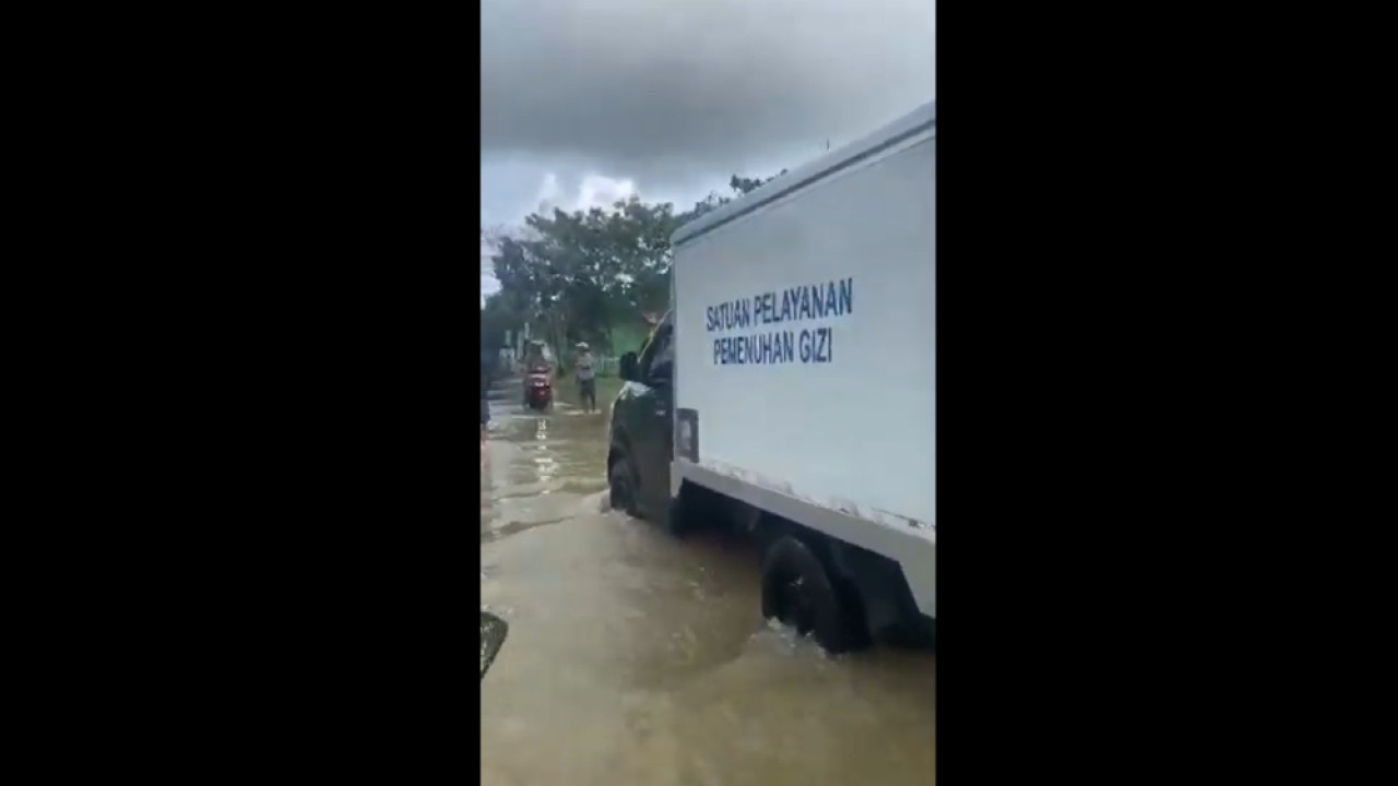 Mobil SPPG terobos banjir untuk menyalurkan bantuan sebanyak 1.000 porsi makanan bergizi. (Foto: Istimewa)