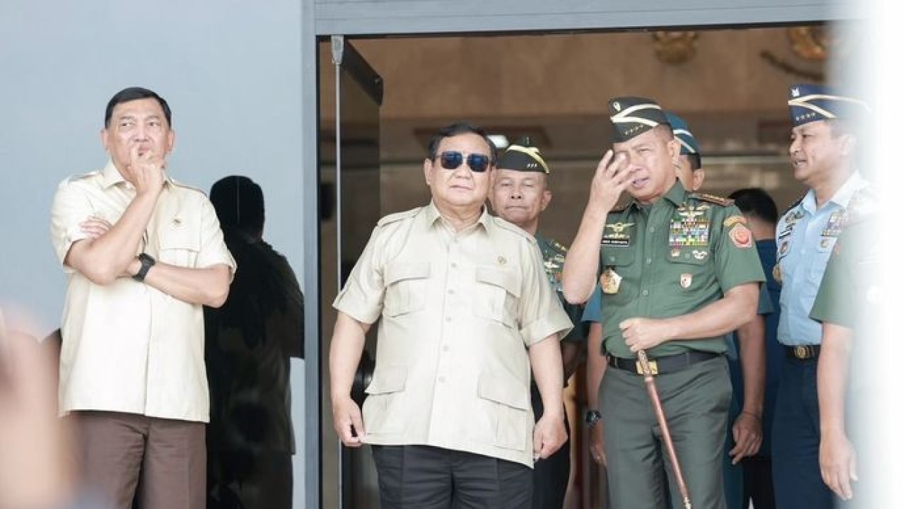 Panglima TNI Jenderal TNI Agus Subiyanto bersama Menhan RI Sjafrie Sjamsoeddin mendampingi Presiden RI Prabowo Subianto dalam Rapat Evaluasi Percepatan Pembangunan Koperasi Desa/Kelurahan Merah Putih (KDKMP) yang digelar secara virtual dengan jajara (Foto : BPMI Setpres)