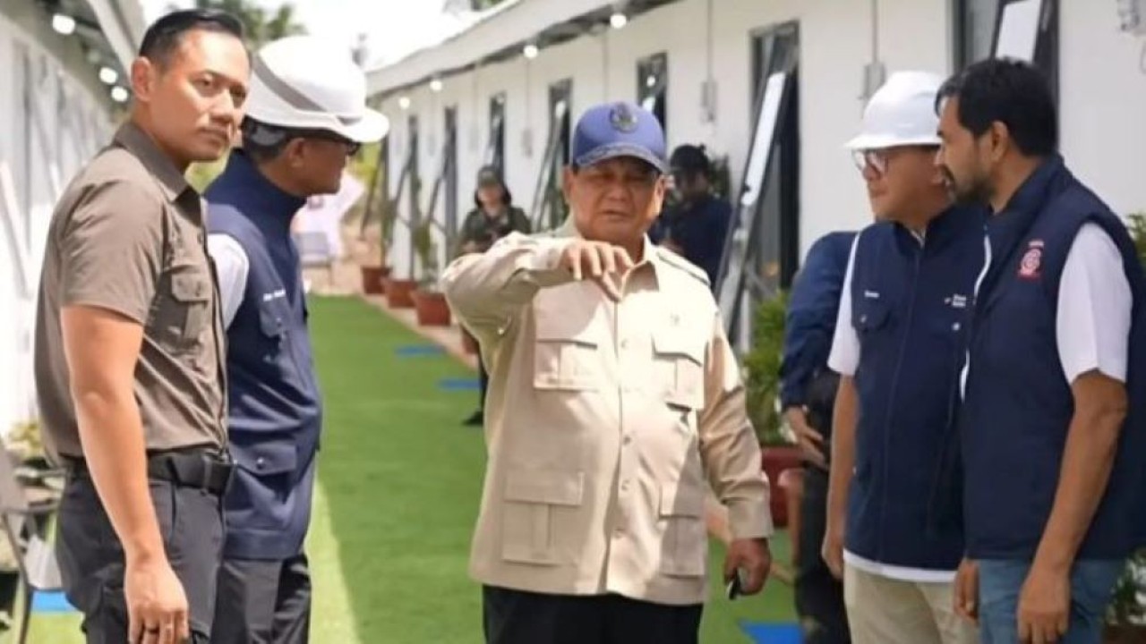 Tangkapan layar Presiden Prabowo Subianto (tengah) meninjau struktur dan fasilitas hunian yang dibangun BPI Danantara bernama Rumah Hunian Danantara, di Kebun Tj Seumantoh, Karang Baru, Aceh Tamiang, Aceh, Kamis, 1 Januari 2026. ANTARA/HO-YouTube Sek (Antara)