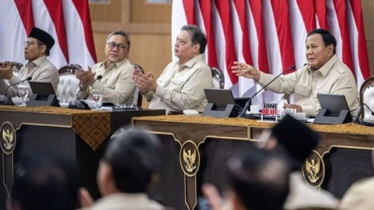 Presiden Prabowo Subianto (kanan) didampingi Menko Perekonomian Airlangga Hartarto (kedua kanan), Menko Pangan Zulkifli Hasan (kedua kiri) dan Menko Pemberdayaan Masyarakat Muhaimin Iskandar (kiri) memberikan arahan saat Taklimat Awal Tahun pada retret Kabinet Merah Putih di Hambalang, Kabupaten Bogor, Jawa Barat, Selasa, 6 Januari 2026. Presiden Prabowo Subianto membuka dan memberikan arahan serta pembahasan diantaranya program makan gizi gratis hingga swasembada pangan kepada jajaran Kabinet Merah Putih dalam Taklimat Awal Tahun tersebut. ANTARA FOTO/Bayu Pratama S/bar/pri. (Antara)