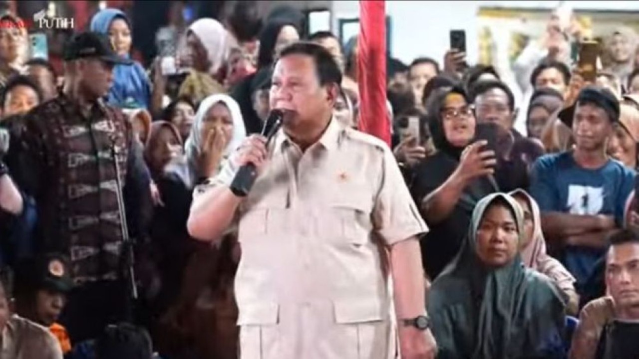 Presiden Prabowo Subianto merayakan malam pergantian tahun 2026 bersama warga pengungsi terdampak bencana di Desa Batu Hula, Kecamatan Batang Toru, Kabupaten Tapanuli Selatan, Sumatra Utara. (Foto: Istimewa)
