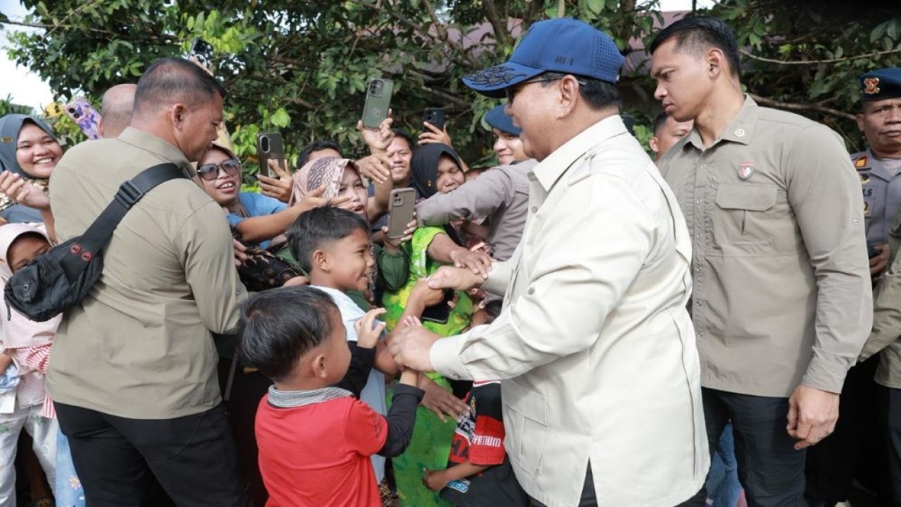 Presiden Prabowo Subianto menghampiri dan menyalami warga serta memeluk anak-anak yang telah menunggu keberangkatannya sejak pagi. (Foto: Istimewa)