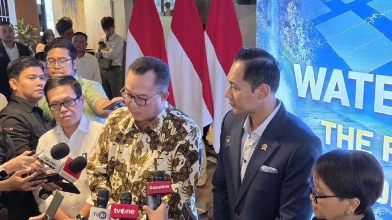 (Kiri-kanan) Kepala Badan Riset dan Inovasi Nasional (BRIN) Arif Satria, Menteri Koordinator Bidang Infrastruktur dan Pembangunan Kewilayahan Agus Harimurti Yudhoyono (AHY), Utusan Khusus Sekretaris Jenderal Perserikatan Bangsa-Bangsa (PBB) untuk Isu Air Retno Marsudi dalam Water Townhall Meeting di Jakarta, Selasa 24 Februari 2026. ANTARA/Bayu Saputra. (Antara)