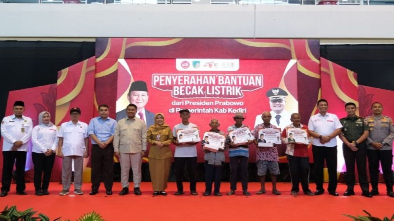 Penarik becak lansia menerima becak listrik gratis dari Presiden Prabowo Subianto yang diharapkan dapat mempermudahnya mencari nafkah. (Foto: Dok/Istimewa)