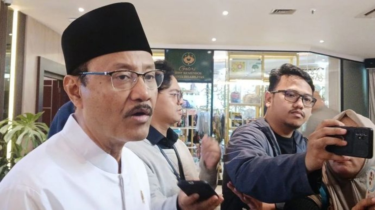 Menteri Sosial (Mensos) Saifullah Yusuf ditemui usai menghadiri pertemuan dengan Perhimpunan Jiwa Sehat di Kantor Kementerian Sosial, Jakarta, Jumat, 27 Februari 2026. ANTARA/Tri Meilani Ameliya. (Antara)