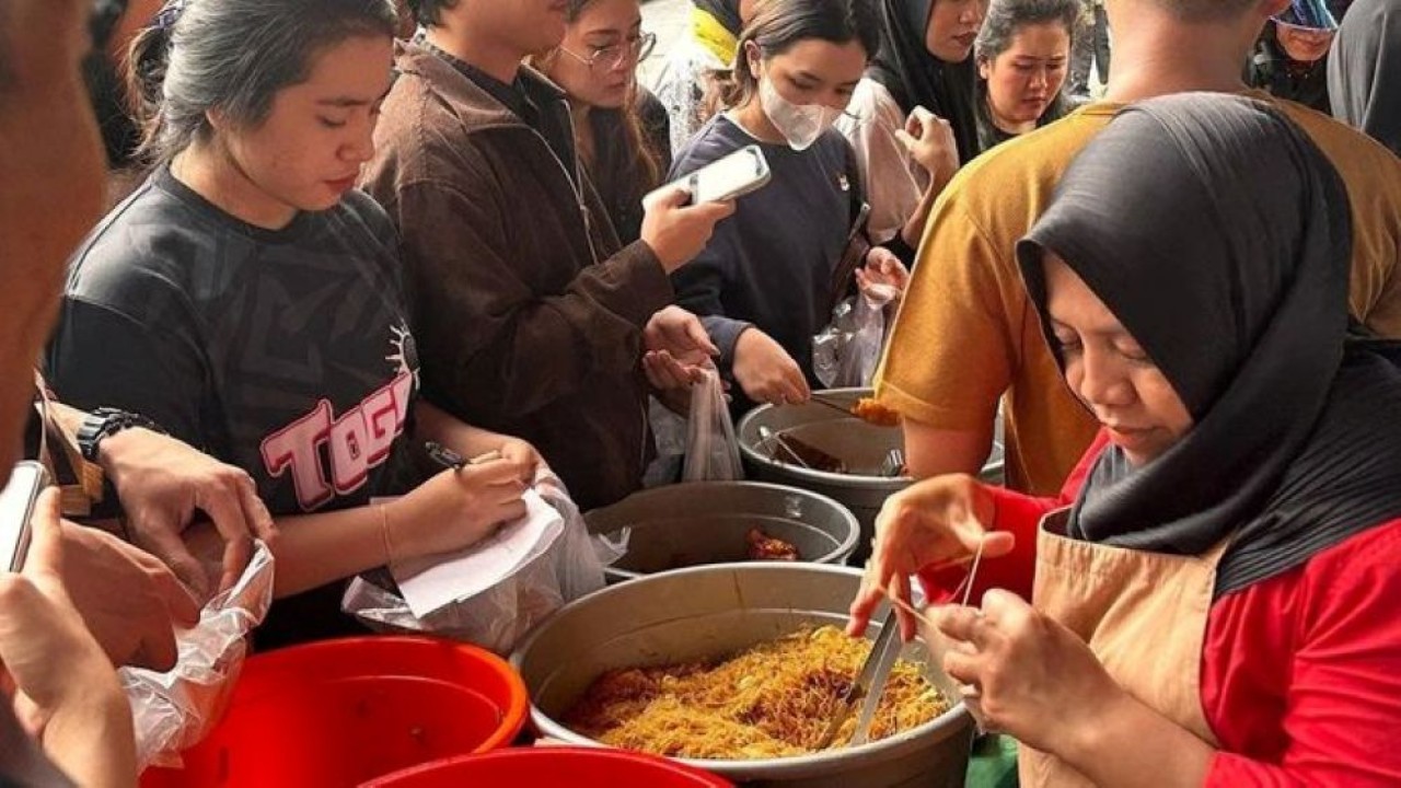 Suasana salah satu kios jajanan gorengan hingga minuman manis digandrungi pemburu takjil saat hari pertama bulan Ramadhan, di area Jalan Sabang, Jakarta Pusat, Kamis, 19 Februari 2026. (Foto: ANTARA/Pamela Sakina/am)