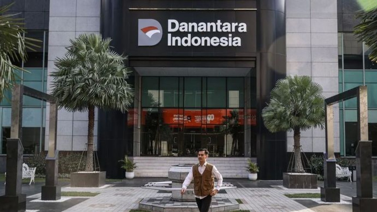 Pegawai berjalan di halaman Wisma Danantara Indonesia, Jakarta, Senin, 8 September 2025. Dalam enam bulan pertama operasionalnya, Danantara mencatat sejumlah capaian penting, salah satunya keberhasilan memperoleh pendanaan sebesar 10 miliar dolar AS (ANTARA)