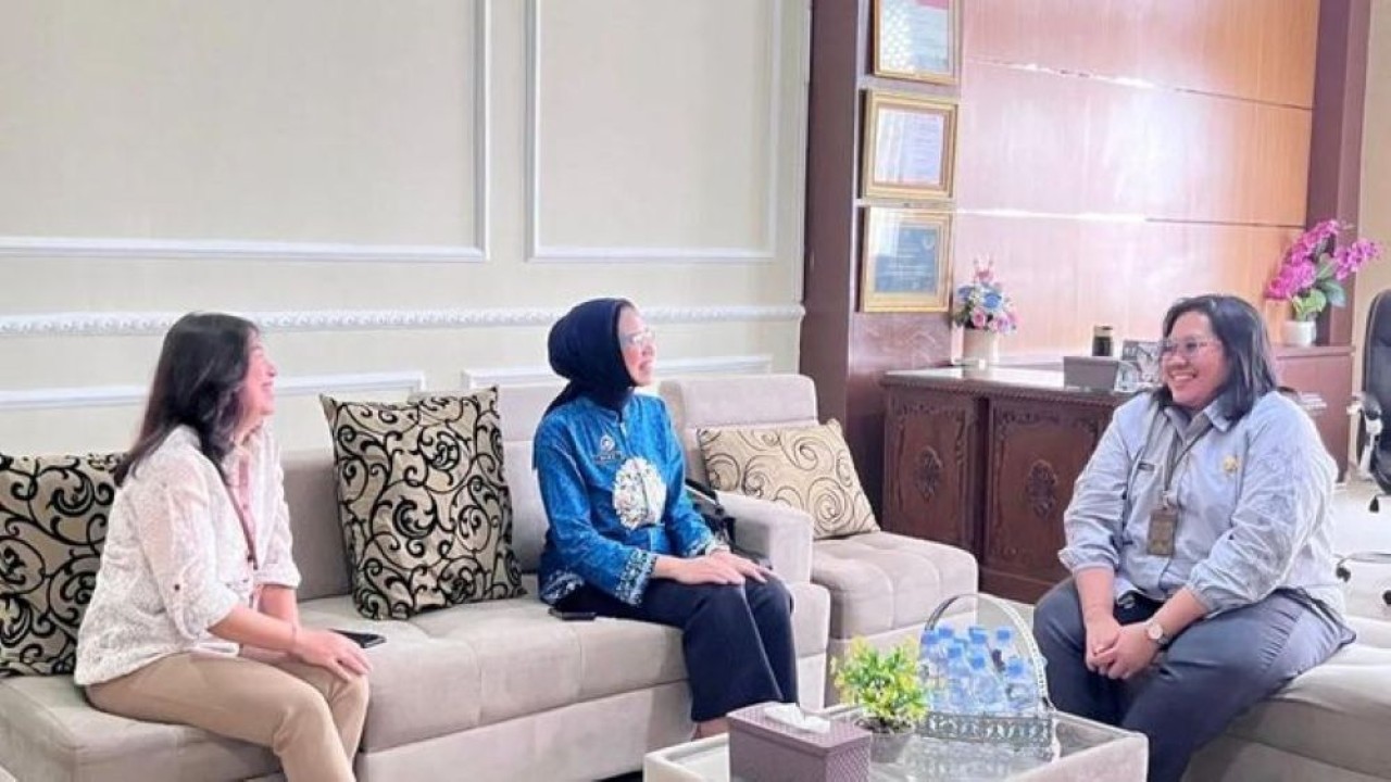 Kepala Biro Hukum dan Humas BGN Khairul Hidayati (tengah) dalam kunjungannya ke Surakarta, Jawa Tengah, Jumat 27 Februari 2026, untuk sinergi bersama Kemkomdigi dalam memerangi hoaks tentang Program MBG. (Foto: ANTARA/HO-BGN)