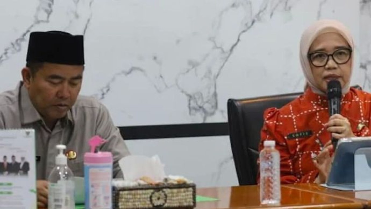 Kepala BBPOM Jakarta Sofiyani Chandrawati Anwar (kanan) bersama Wakil Bupati Kepulauan Seribu, Aceng Zaeni dalam rapat yang digelar di Jakarta, Jumat (27/3/2026). ANTARA/HO-Pemkab Kepulauan Seribu (Antara)